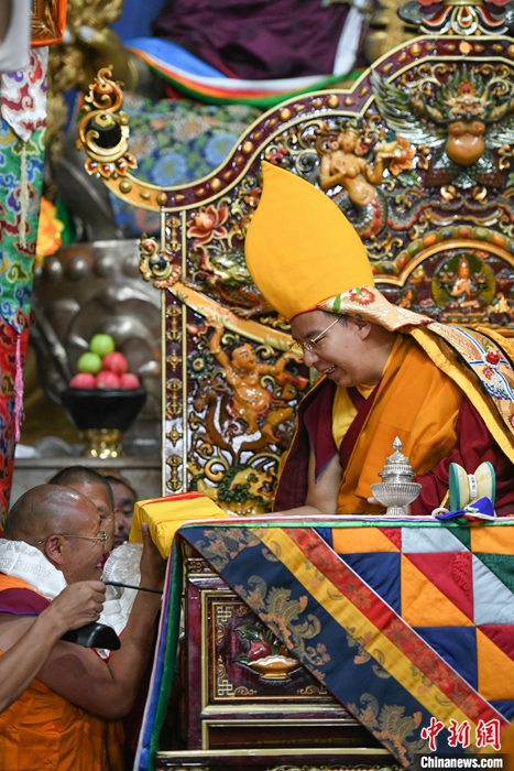 8月23日，班禪來到申扎縣色布寺禮佛、講經(jīng)，色布寺高僧向班禪敬獻經(jīng)書。<a target='_blank' ><p  align=