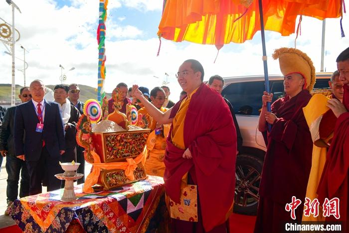 8月26日，班禪來到安多縣白日寺禮佛、講經(jīng)，該寺以最高禮儀迎請班禪。<a target='_blank' ><p  align=