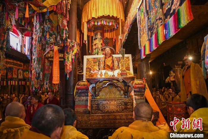 10月27日，扎什倫布寺舉行吉祥祈愿法會，慶祝班禪額爾德尼·確吉杰布獲得“嘎欽”學(xué)位。圖為班禪在法會上帶領(lǐng)僧人誦經(jīng)。<a target='_blank' ><p  align=