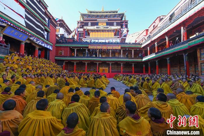 10月26日，班禪在扎什倫布寺多加大院參加“嘎欽”學(xué)位立宗答辯，全寺僧人齊聚一堂，共同見證這一殊勝時刻。<a target='_blank' ><p  align=