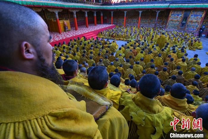 10月26日，班禪在扎什倫布寺參加“嘎欽”學(xué)位立宗答辯。圖為扎寺僧人在多加大院集體誦經(jīng)祈福。<a target='_blank' ><p  align=