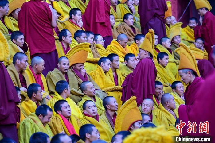 10月26日，班禪在扎什倫布寺參加“嘎欽”學(xué)位立宗答辯，圖為扎寺僧人同時在多加大院辯經(jīng)。<a target='_blank' ><p  align=