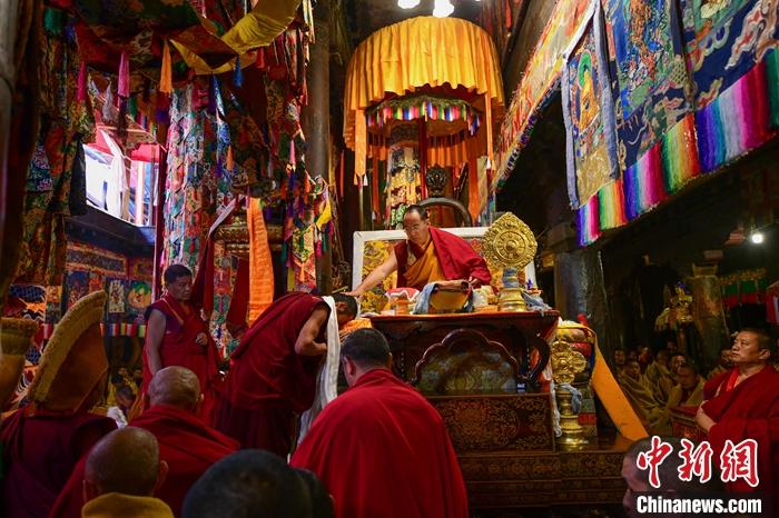 10月27日，扎什倫布寺舉行慶祝班禪額爾德尼·確吉杰布獲得“嘎欽”學(xué)位吉祥祈愿法會，班禪在法會上為僧人摸頂賜福。<a target='_blank' ><p  align=