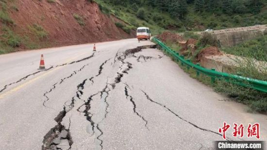 圖為發(fā)生路基下沉滑移險情的路段。果洛公路總段供圖