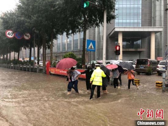 8月28日，青海省東部出現(xiàn)強(qiáng)降水天氣過程，其中西寧地區(qū)出現(xiàn)入汛以來雨量最大、強(qiáng)度最大的強(qiáng)降水過程。西寧交警供圖