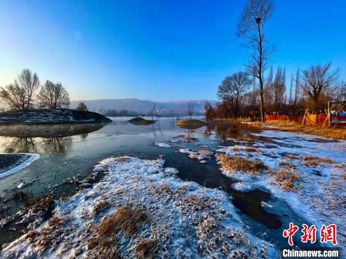 青海黃河岸畔：冰凌在河面作畫(huà)，幽靜美麗