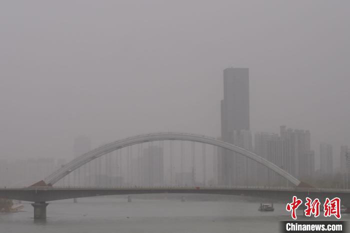 甘肅今年沙塵天氣頻發(fā)各地“因地制宜”解“沙害”