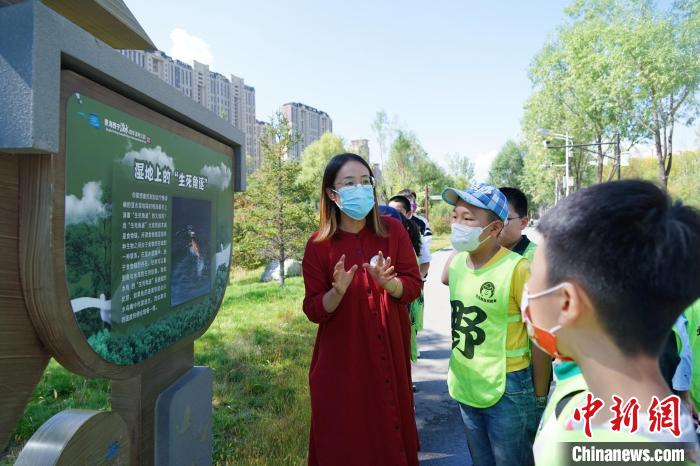 圖為小朋友在青海西寧湟水國(guó)家濕地公園內(nèi)學(xué)習(xí)濕地知識(shí)。　馬銘言 攝