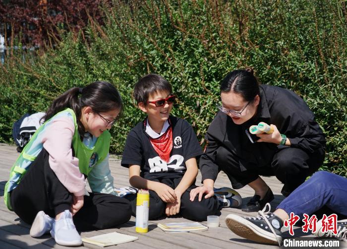 圖為小朋友在青海西寧湟水國(guó)家濕地公園內(nèi)認(rèn)識(shí)植物并進(jìn)行繪畫(huà)?！●R銘言 攝