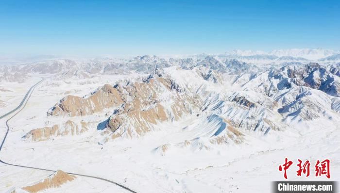 圖為無(wú)人機(jī)航拍高原雪景?！《继m縣融媒體中心供圖