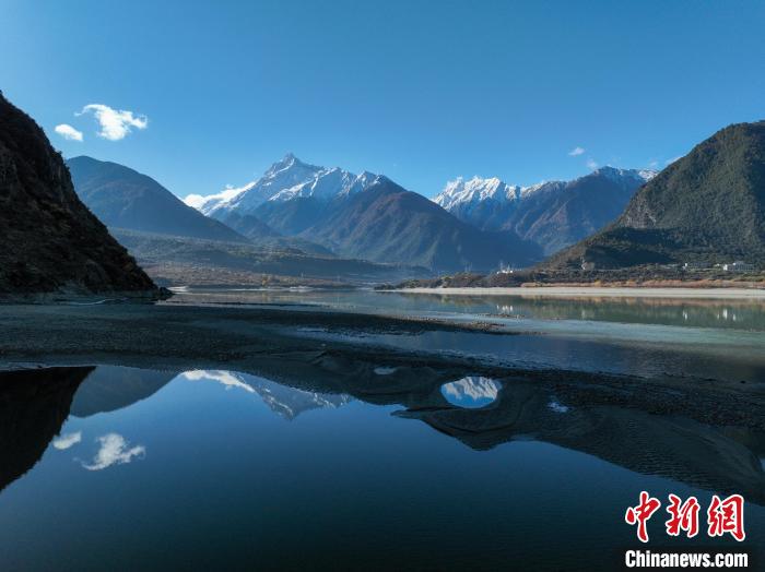 西藏林芝雅魯藏布江和遠(yuǎn)處的雪山?！《拘?攝