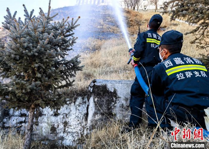 12月6日，布達(dá)拉宮消防救援大隊(duì)在布達(dá)拉宮山體林草區(qū)域開展?jié)窕ぷ??！㈣?攝