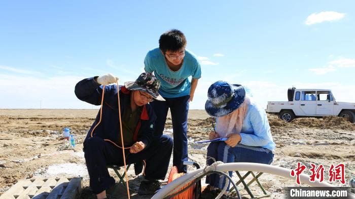 圖為專家測(cè)量鹽湖鹵水水位。(資料圖) 柴綜院 供圖