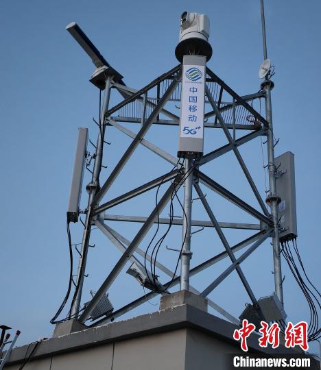 資料圖為建在龍羊峽湖區(qū)內(nèi)的5G基站?！∏嗪Ｒ苿?dòng)海南分公司供圖