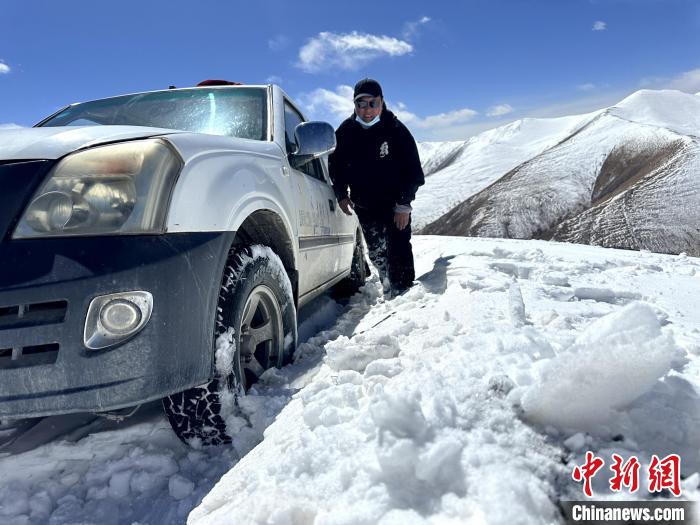 圖為生態(tài)管護(hù)人員準(zhǔn)備在雪地推車(chē)?！《“瓦_(dá)杰 攝