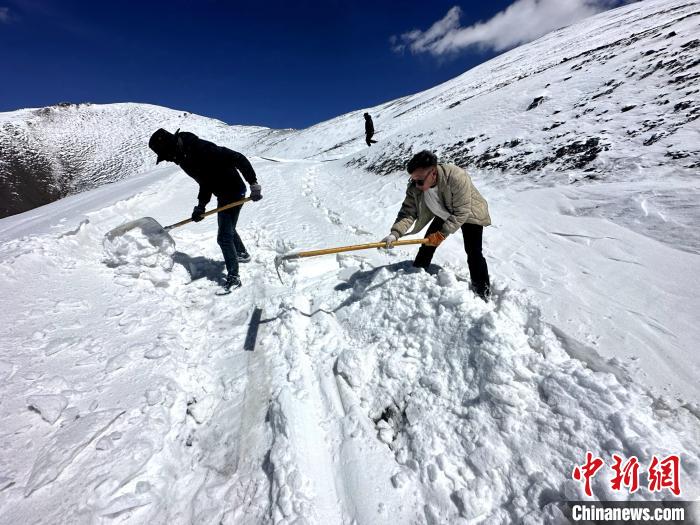 圖為生態(tài)管護(hù)人員在巡護(hù)道路上清雪?！《“瓦_(dá)杰 攝