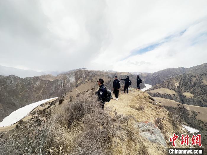 圖為曲麻萊縣崗當(dāng)村的生態(tài)管護(hù)人員開(kāi)展巡護(hù)。　丁巴達(dá)杰 攝