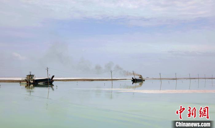 “天空之鏡”青海茶卡鹽湖：迎黃金旅游季，獨(dú)特景色引客來(lái)