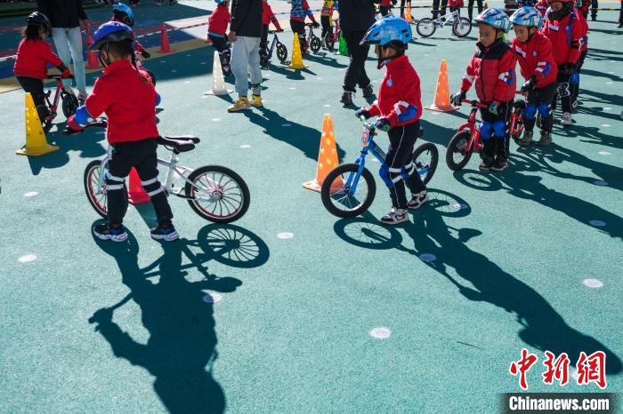 圖為拉薩市實(shí)驗(yàn)幼兒園孩子們正在練習(xí)滑步車。　何蓬磊 攝