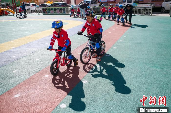 圖為拉薩市實(shí)驗(yàn)幼兒園孩子們正在練習(xí)滑步車?！『闻罾?攝