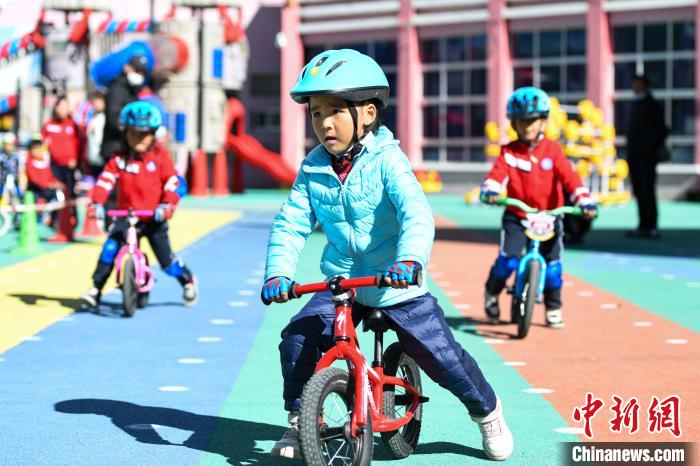 圖為拉薩市實(shí)驗(yàn)幼兒園孩子們正在練習(xí)滑步車。　何蓬磊 攝