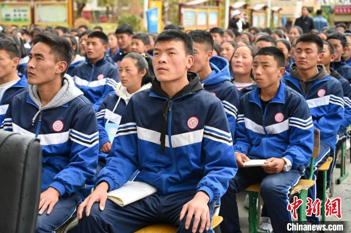 圖為昌都市第五高級中學學生參加授課。　趙朗 攝