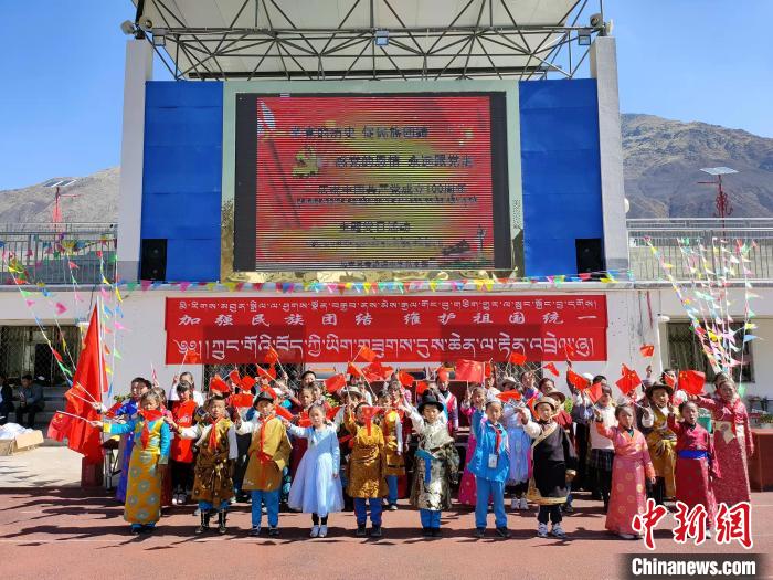 圖為加查縣安繞鎮(zhèn)小學各民族代表學生齊唱紅歌。　安繞鎮(zhèn)小學供圖