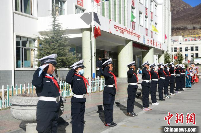 圖為加查縣安繞鎮(zhèn)小學學生爭當“小交警”體驗交警工作?！∝暩聛硭?攝