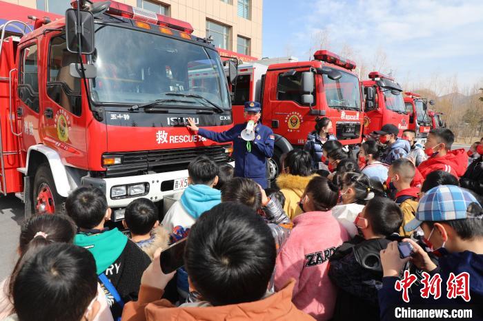 圖為消防員向小朋友們講解消防車?！铨埥?攝