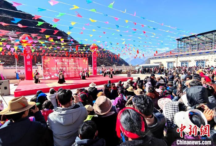 文藝活動全景。　芒康縣委宣傳部供圖