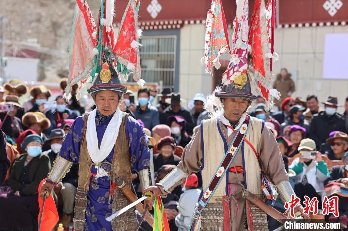 圖為兩位藝人表演瓊結“果孜”舞?！愔闈扇?攝