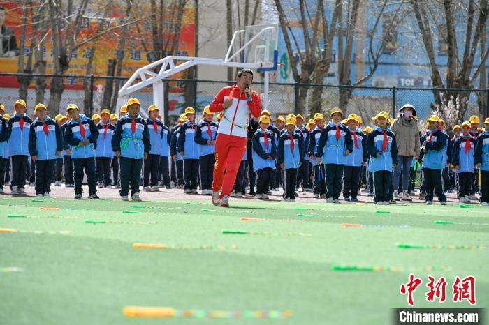 圖為學(xué)生在跳繩教練齊景龍的指導(dǎo)下做準(zhǔn)備運(yùn)動(dòng)?！∝暩聛?lái)松 攝