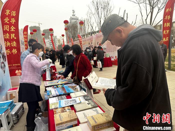 圖為民眾在活動(dòng)現(xiàn)場(chǎng)讀書(shū)、購(gòu)書(shū)?！±铍h 攝