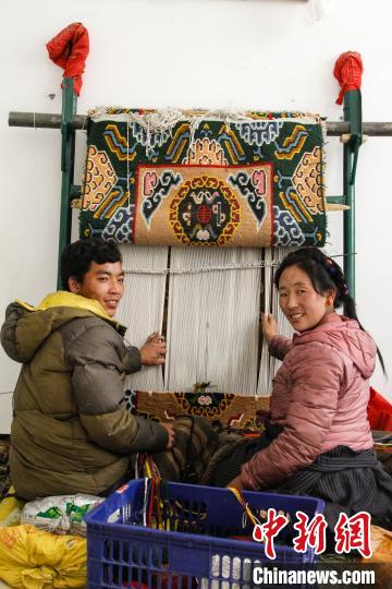 圖為1月15日，在日喀則市謝瑪氆氌農(nóng)村合作社，拉孜村一對夫婦在編織卡墊(資料圖)?！≮w朗 攝