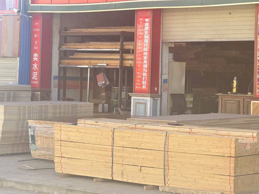 白朗縣頗羅鼐大道西段人行道擺放建材。圖片由留言網(wǎng)友提供