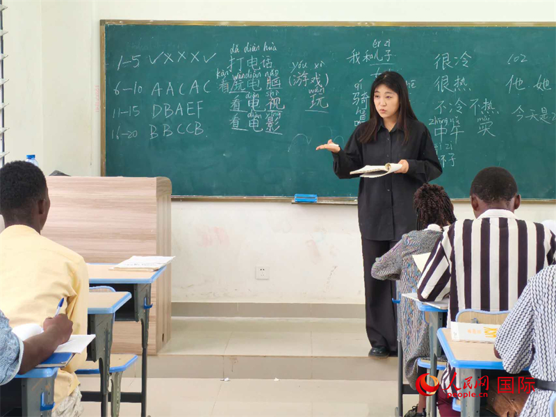 中國老師在給學(xué)生們講課。人民網(wǎng)記者 黃培昭攝