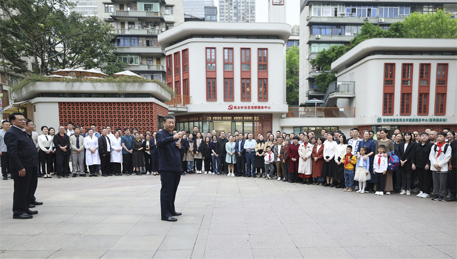 2024年4月22日至24日，中共中央總書記、國家主席、中央軍委主席習近平在重慶考察。這是22日下午，習近平在九龍坡區(qū)謝家灣街道民主村社區(qū)考察時，同社區(qū)居民親切交流。新華社記者 鞠鵬 攝