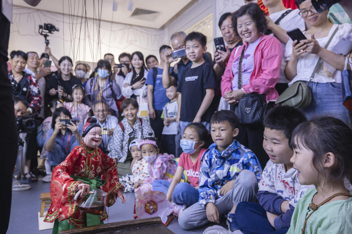 5月1日，廣州市白鵝潭大灣區(qū)藝術(shù)中心非物質(zhì)文化遺產(chǎn)館內(nèi)，精彩的梅縣提線木偶戲表演吸引了眾多游客駐足觀賞。 來(lái)源：人民圖片網(wǎng)