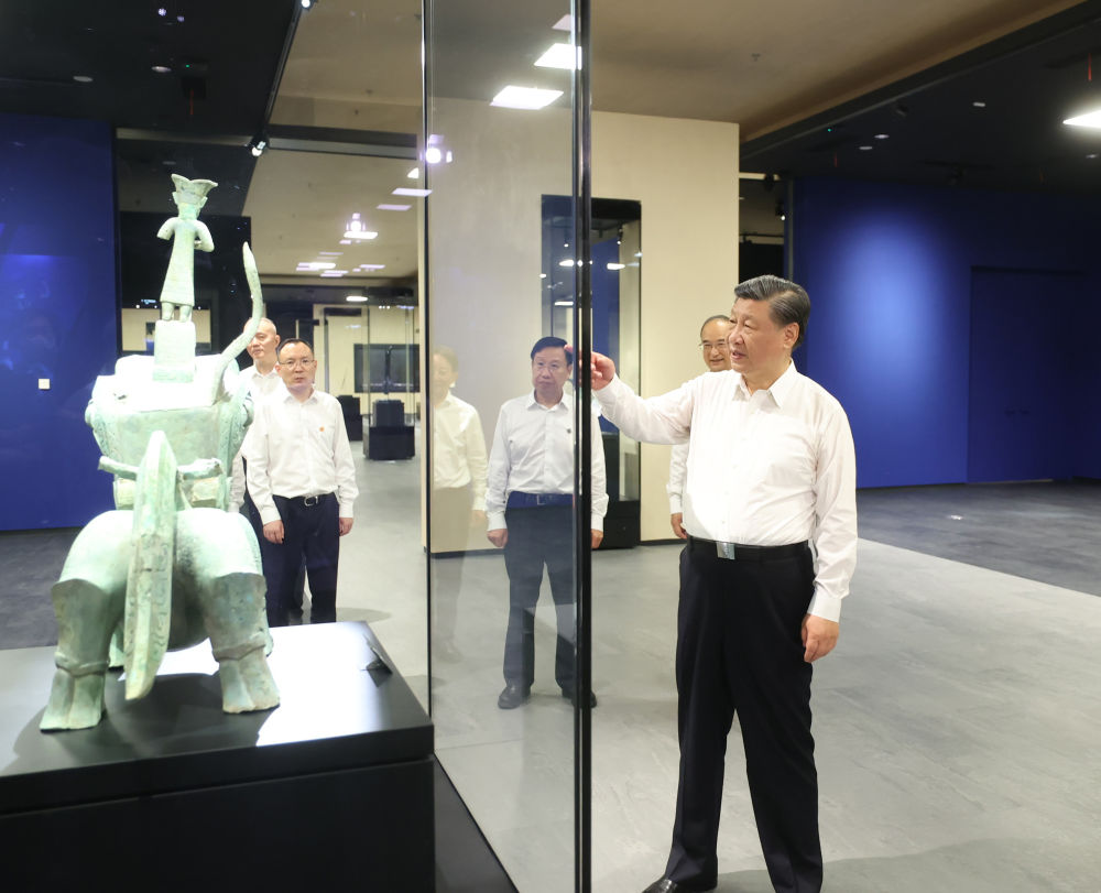 2023年7月26日，習(xí)近平總書記在四川省德陽市考察了三星堆博物館，了解當?shù)貧v史文化遺址發(fā)掘研究、文物保護修復(fù)等情況。