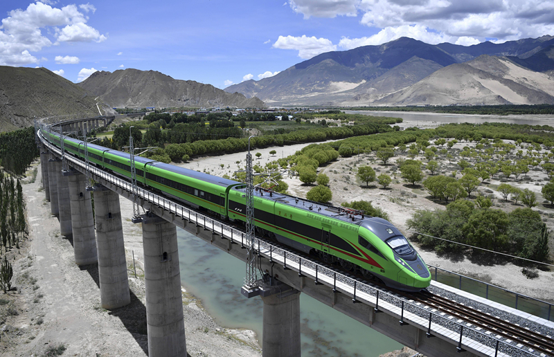 2022年6月22日，復(fù)興號(hào)列車行駛在西藏山南境內(nèi)。