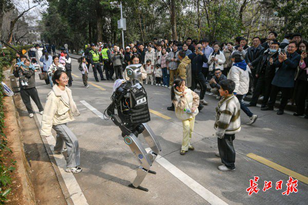 “智警小珞”人形機(jī)器人和小朋友們斗舞。長江日報記者史偉 攝