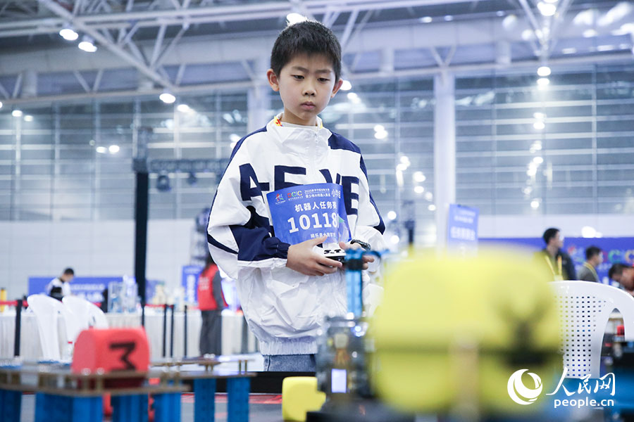 參加2025數(shù)字中國(guó)創(chuàng)新大賽青少年AI機(jī)器人賽道決賽的小選手。人民網(wǎng)記者 焦艷攝