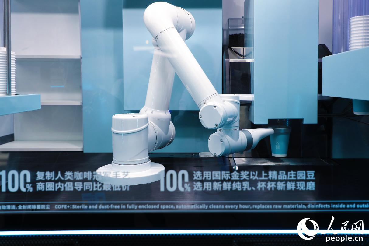機(jī)器人現(xiàn)磨咖啡。人民網(wǎng) 李唯一攝