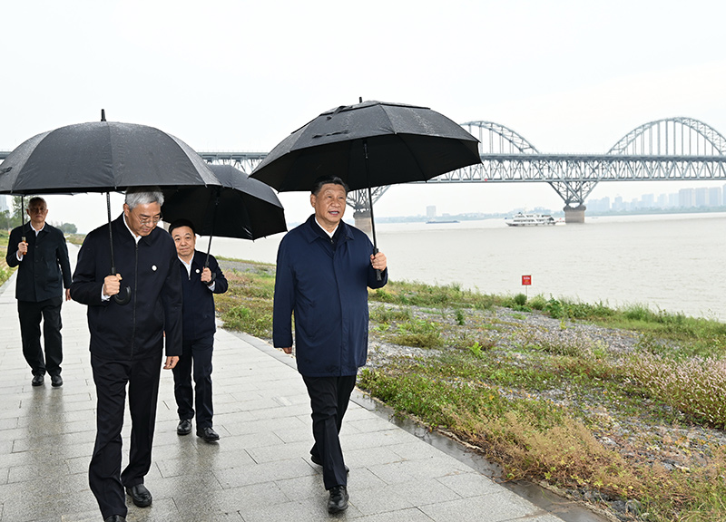 2023年10月10日至13日，中共中央總書記、國家主席、中央軍委主席習(xí)近平在江西考察。這是10日下午，習(xí)近平在長江國家文化公園九江城區(qū)段考察時，冒雨沿江堤步行察看沿岸風(fēng)貌。新華社記者 謝環(huán)馳 攝