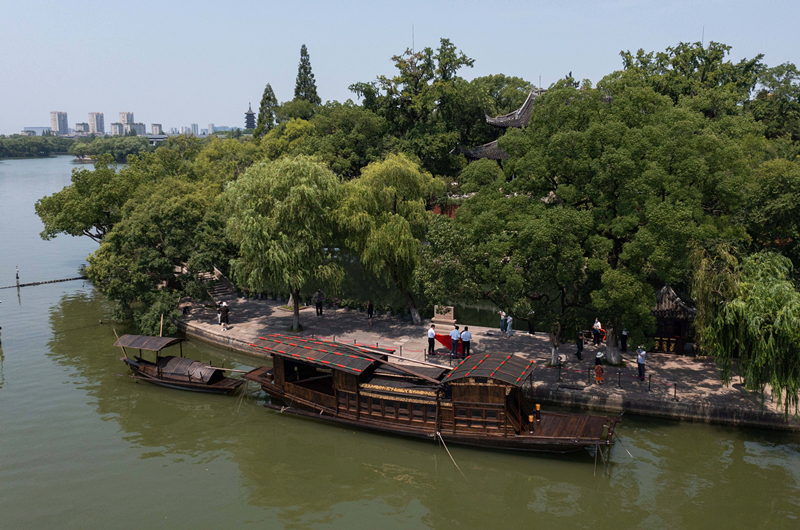 2022年7月27日，南湖紅船停靠在浙江省嘉興市南湖旅游區(qū)的湖心島旁。