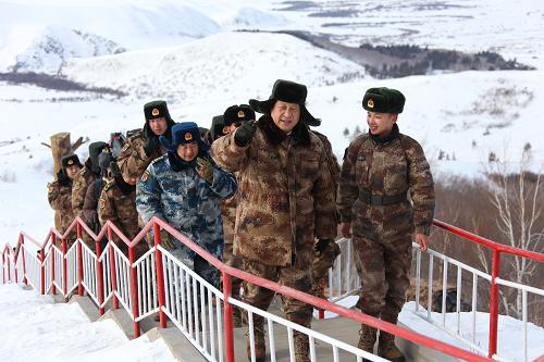  2014年1月26日上午，習(xí)近平來(lái)到內(nèi)蒙古邊防某團(tuán)三角山哨所，看望正在執(zhí)勤的戰(zhàn)士。新華社記者 李剛 攝