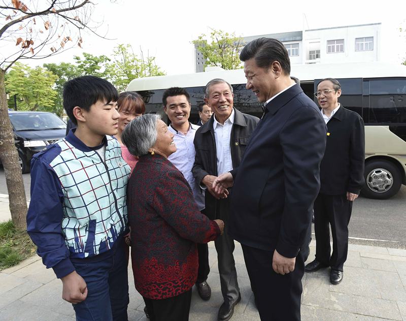 2016年4月25日，習(xí)近平在安徽省滁州市鳳陽(yáng)縣小崗村看望當(dāng)年大包干帶頭人嚴(yán)金昌（右三）一家。