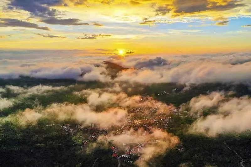 圖為云霧繚繞的軍營村，群山盡翠，紅瓦掩映。廈門市委宣傳部供圖