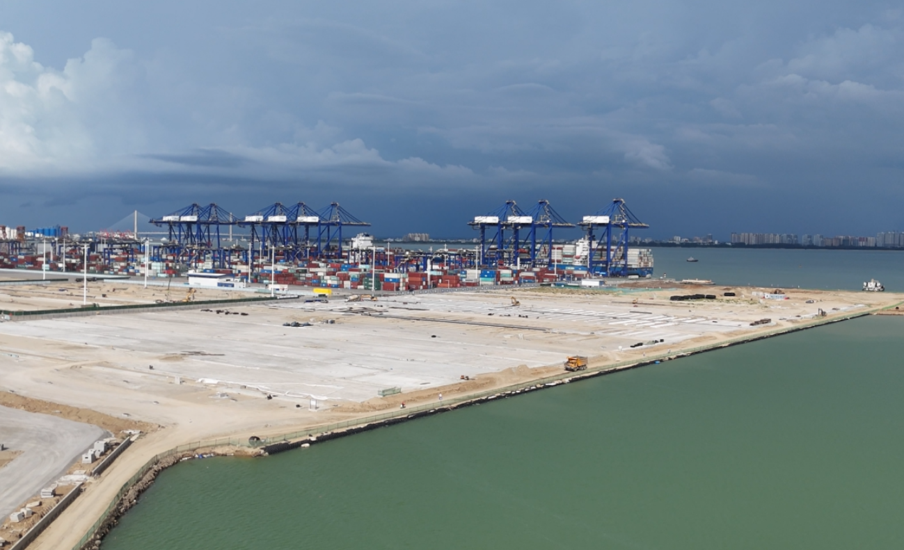 海南洋浦區(qū)域國際集裝箱樞紐港擴建工程項目現(xiàn)場。人民網(wǎng)記者 牛良玉攝