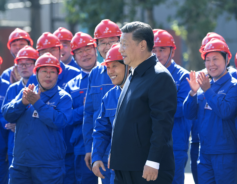 2018年9月26日，在中國(guó)一重集團(tuán)，習(xí)近平總書記走到工人中間，同大家親切交流。
